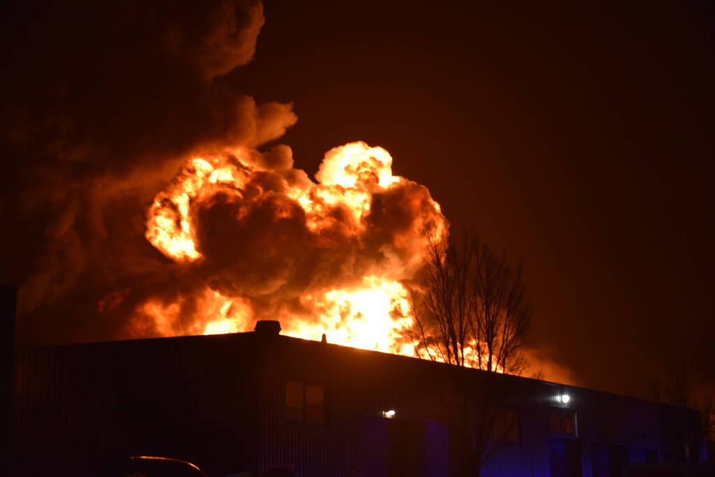 Zeer grote brand in bedrijfspand