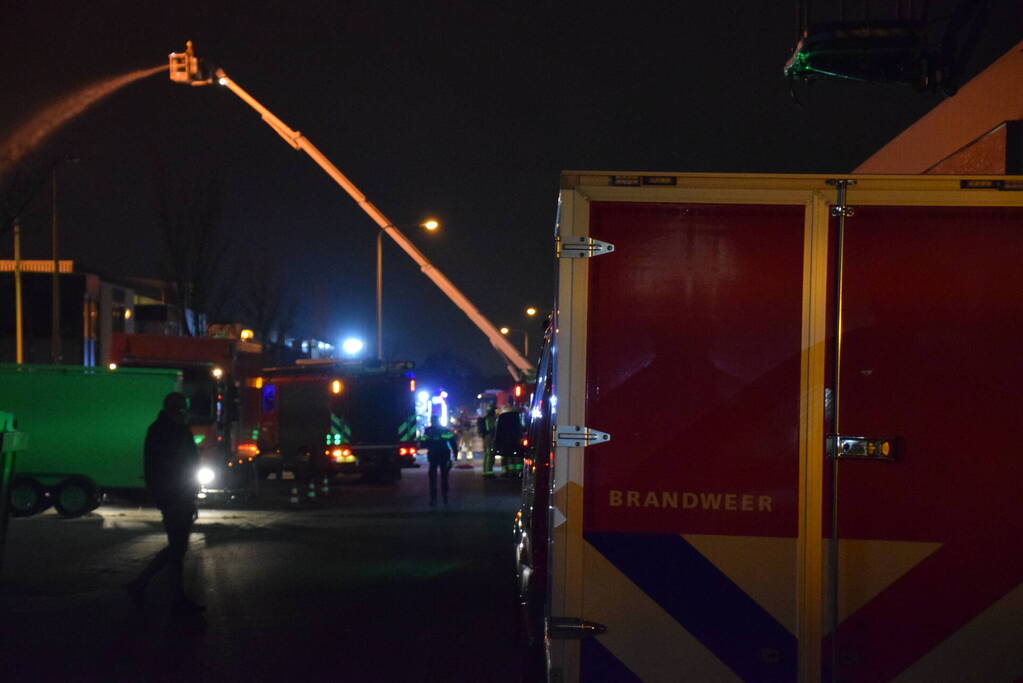 Zeer grote brand in bedrijfspand