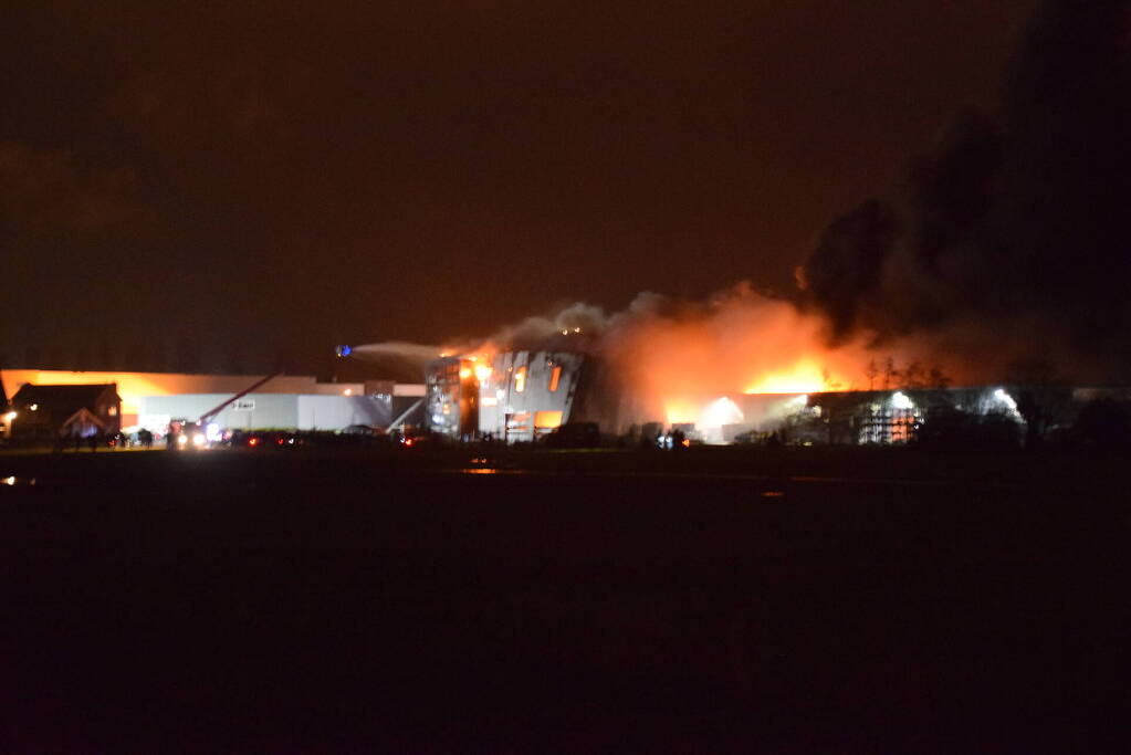 Zeer grote brand in bedrijfspand