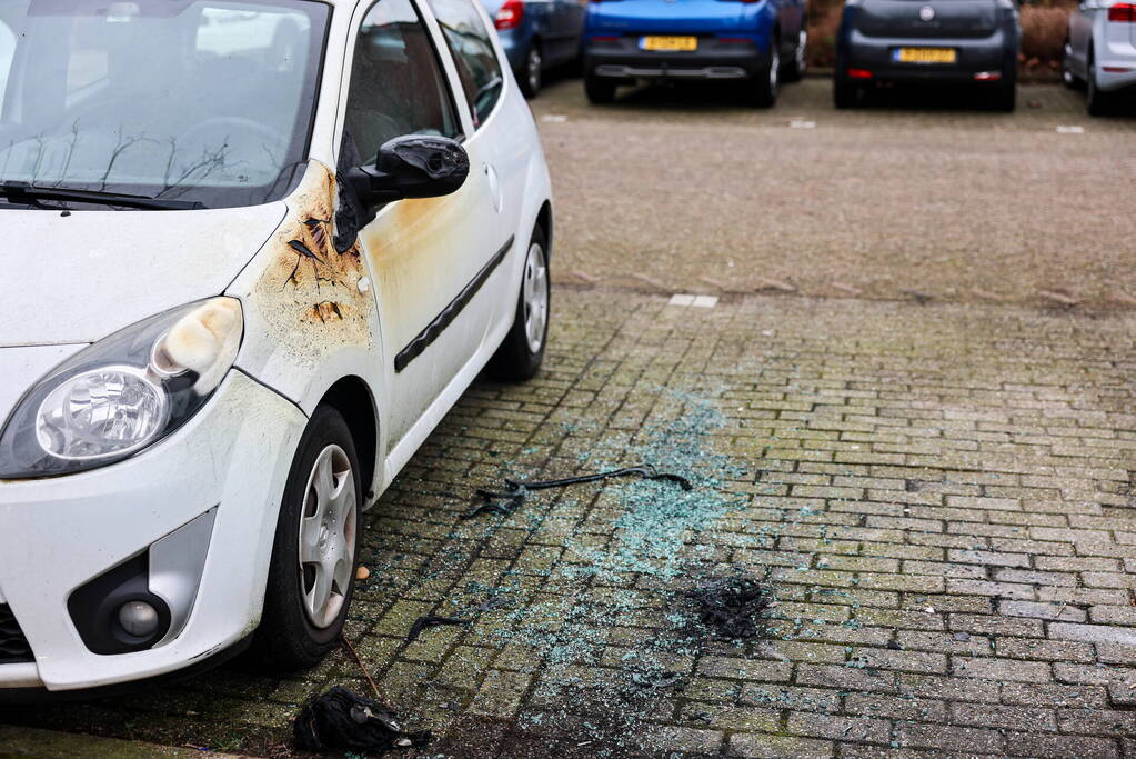 Geparkeerde auto loopt flinke schade door brand