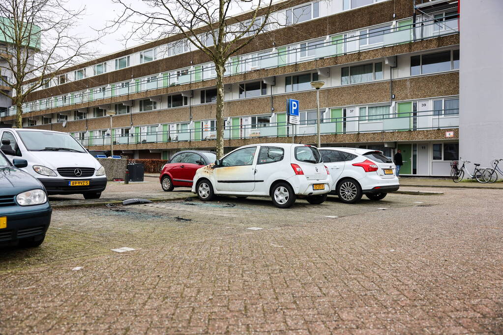 Geparkeerde auto loopt flinke schade door brand