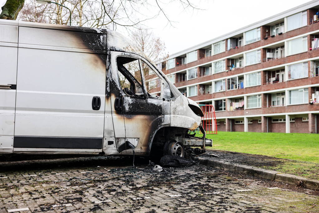 Bestelbus total-loss na uitslaande brand