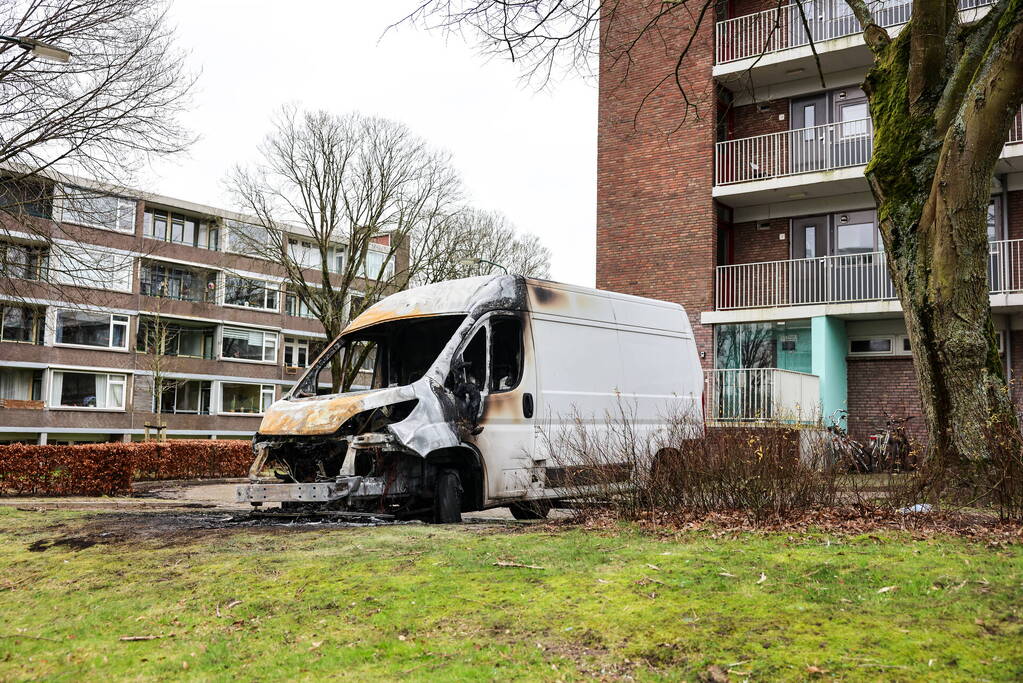 Bestelbus total-loss na uitslaande brand