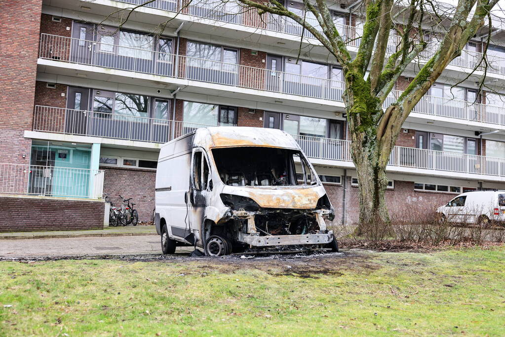 Bestelbus total-loss na uitslaande brand