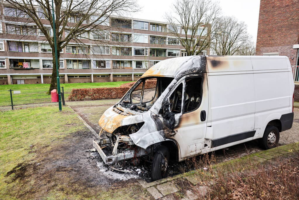 Bestelbus total-loss na uitslaande brand