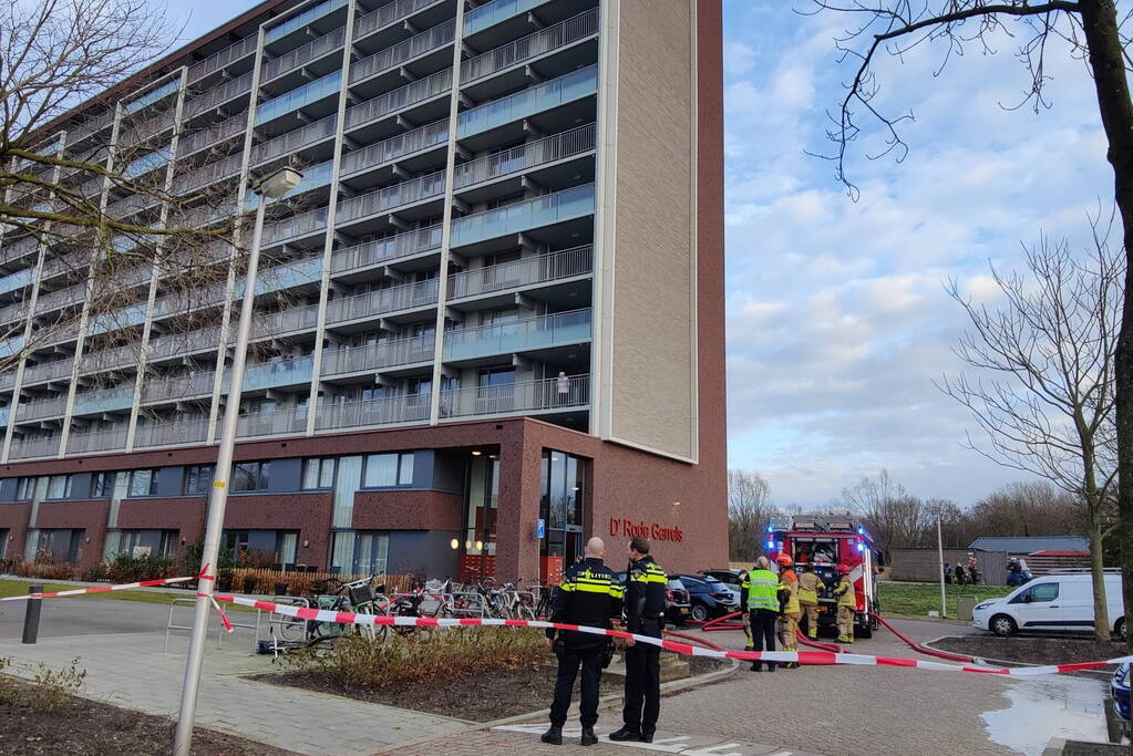 Brandstichting in trappenhuis van flat