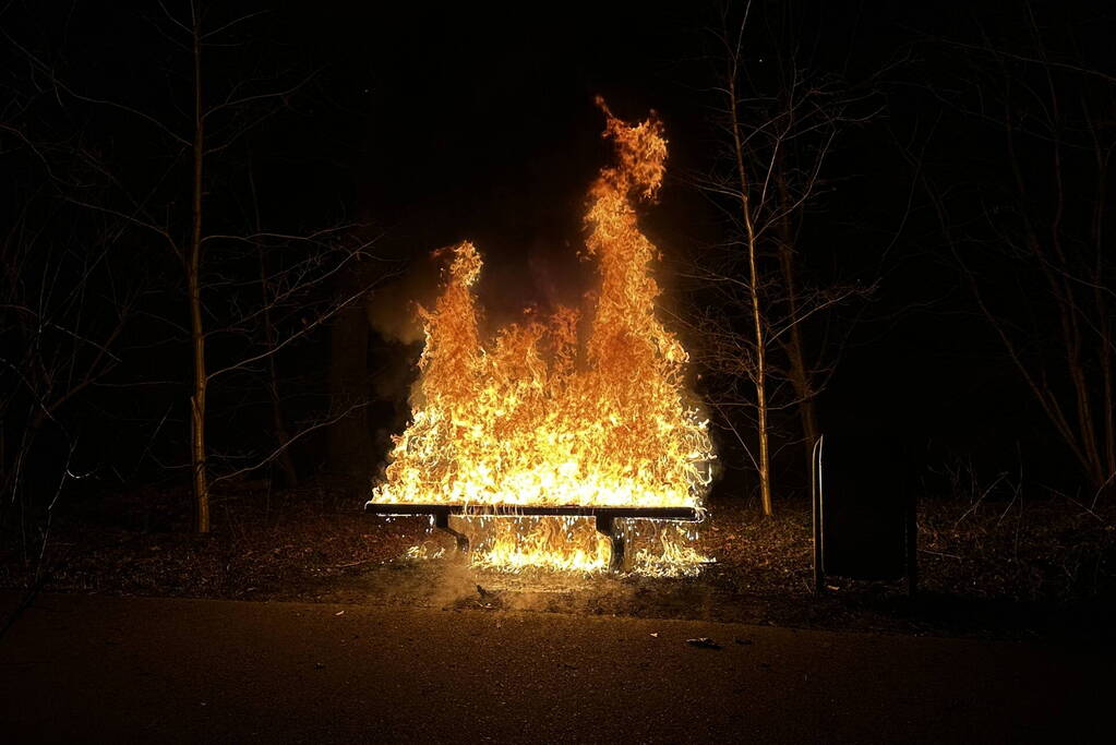 Bank staat volledig in brand