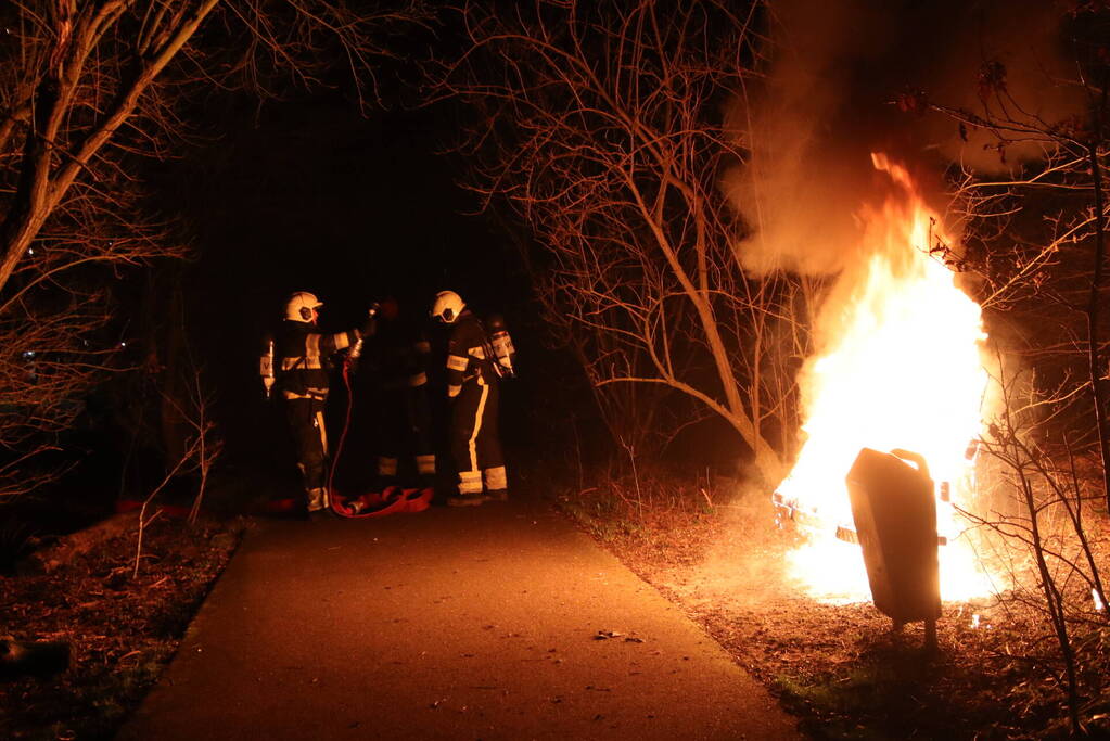 Bank staat volledig in brand