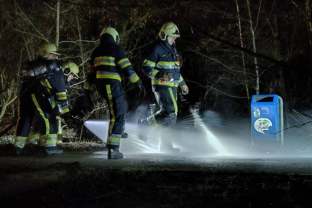 Bank staat volledig in brand