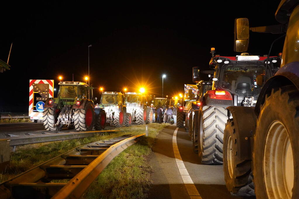 Afsluitdijk grotendeels geblokkeerd door boeren