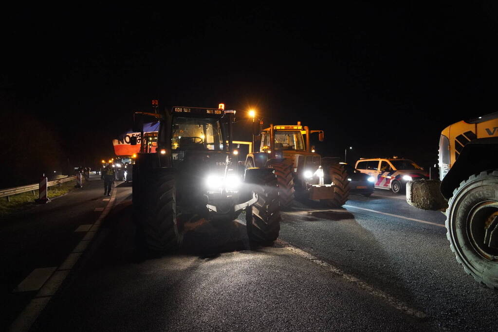 Afsluitdijk grotendeels geblokkeerd door boeren