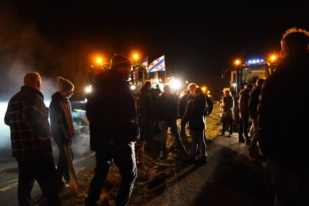 Afsluitdijk grotendeels geblokkeerd door boeren