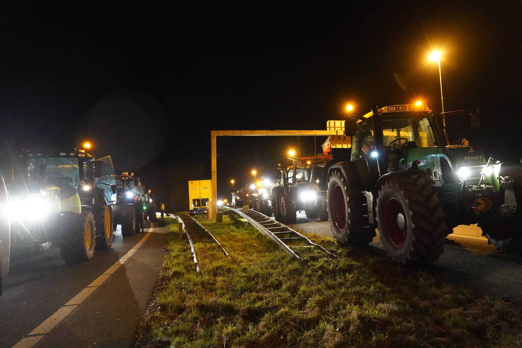 Afsluitdijk grotendeels geblokkeerd door boeren