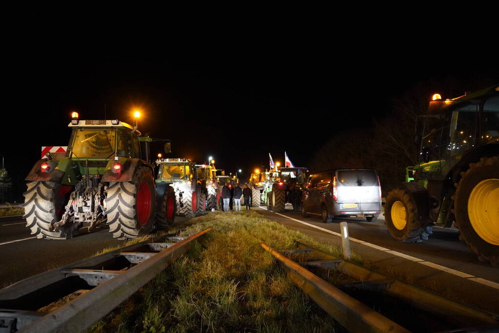 Afsluitdijk grotendeels geblokkeerd door boeren