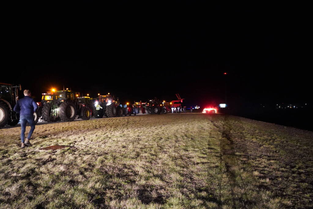 Afsluitdijk grotendeels geblokkeerd door boeren