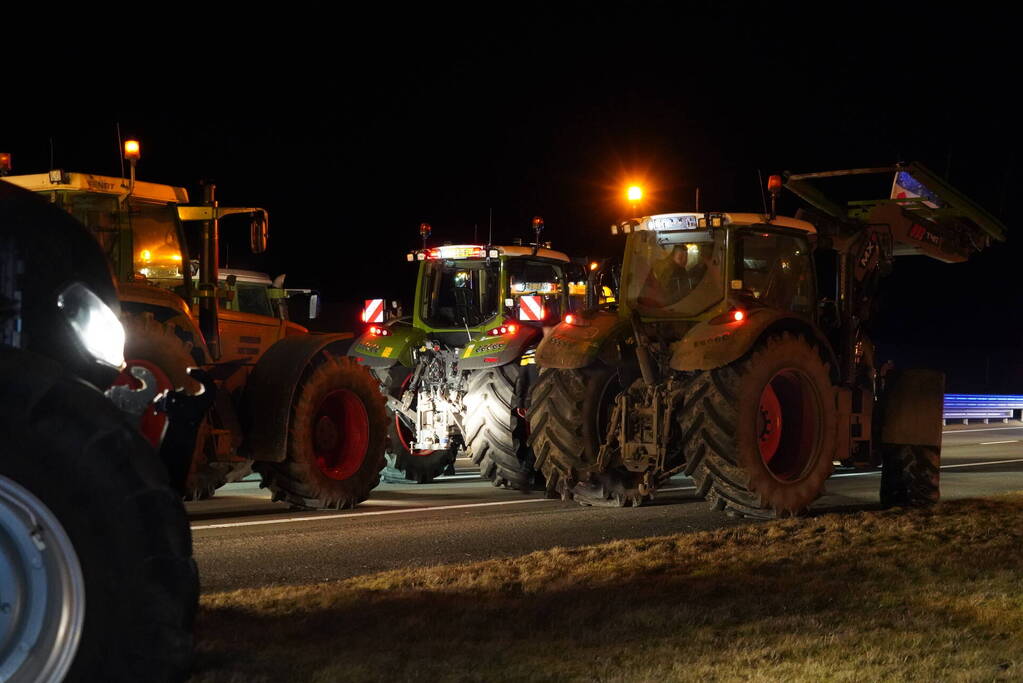 Afsluitdijk grotendeels geblokkeerd door boeren