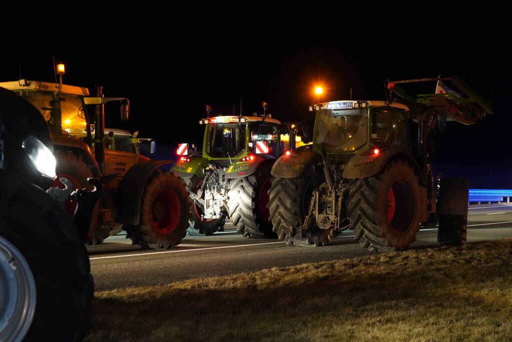 Afsluitdijk grotendeels geblokkeerd door boeren