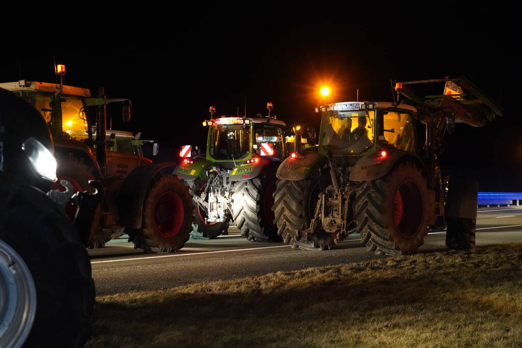 Afsluitdijk grotendeels geblokkeerd door boeren