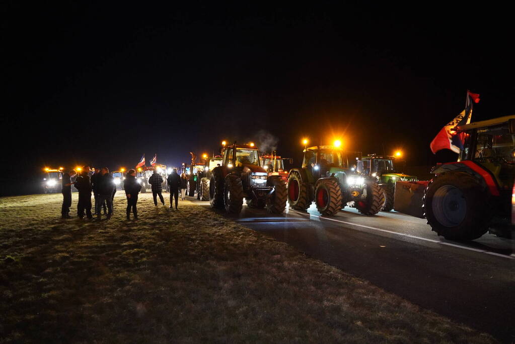 Afsluitdijk grotendeels geblokkeerd door boeren