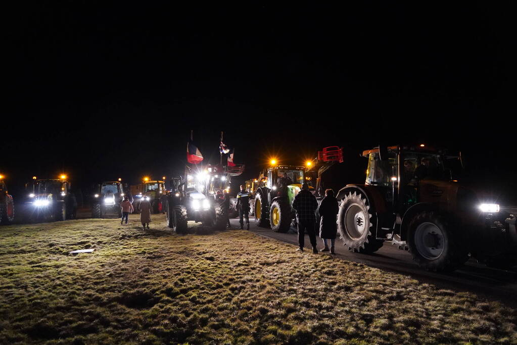 Afsluitdijk grotendeels geblokkeerd door boeren