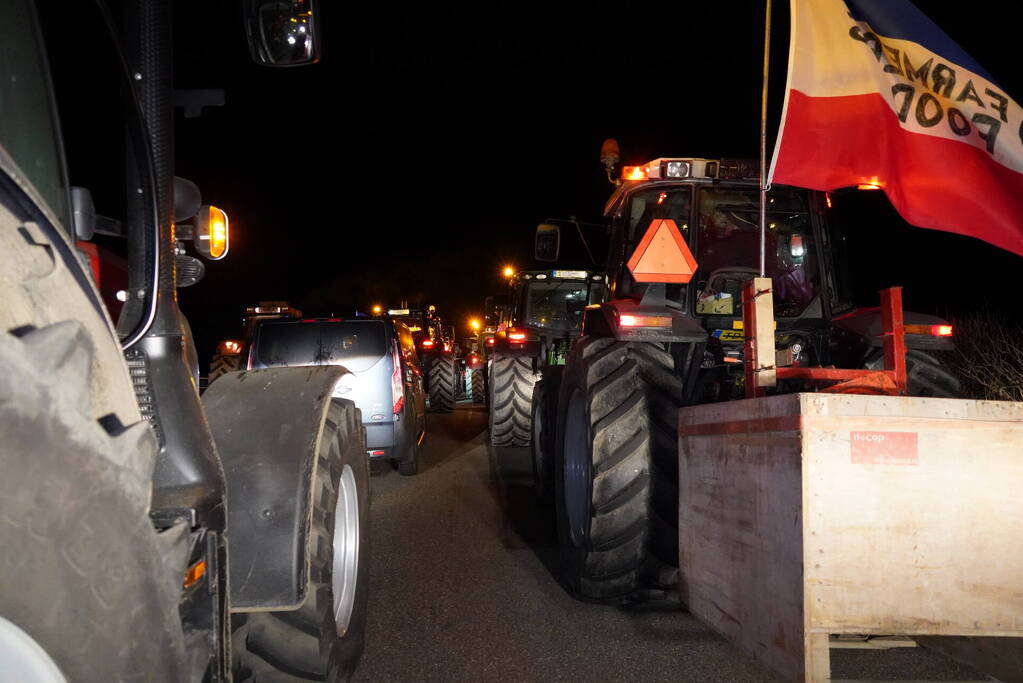 Afsluitdijk grotendeels geblokkeerd door boeren