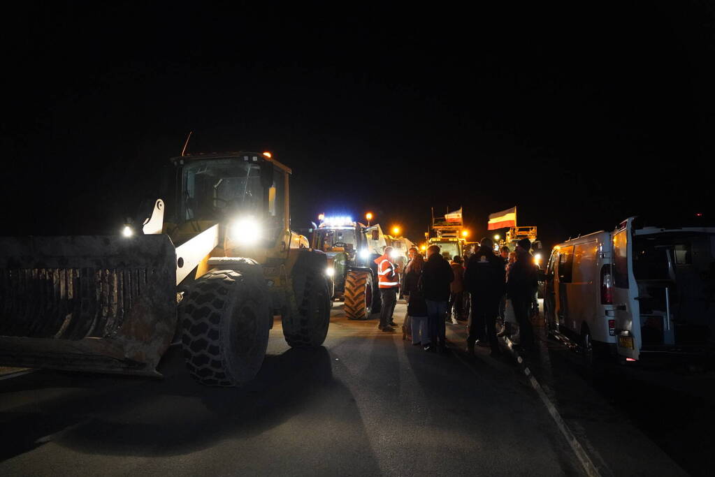 Afsluitdijk grotendeels geblokkeerd door boeren