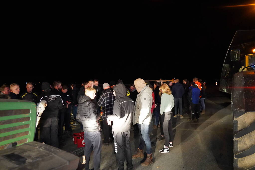 Afsluitdijk grotendeels geblokkeerd door boeren