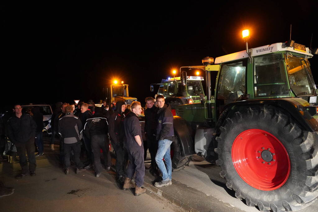 Afsluitdijk grotendeels geblokkeerd door boeren