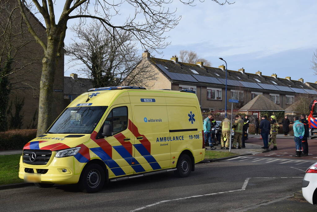 Vrouw bekneld onder scootmobiel