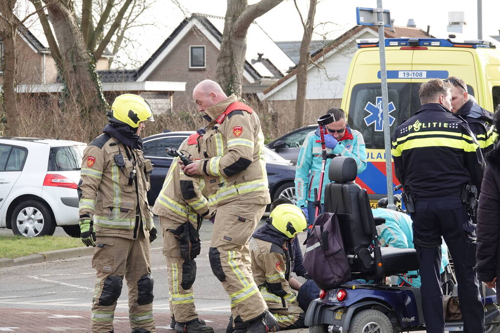 Vrouw bekneld onder scootmobiel