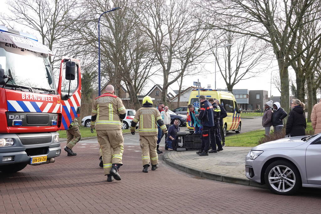 Vrouw bekneld onder scootmobiel