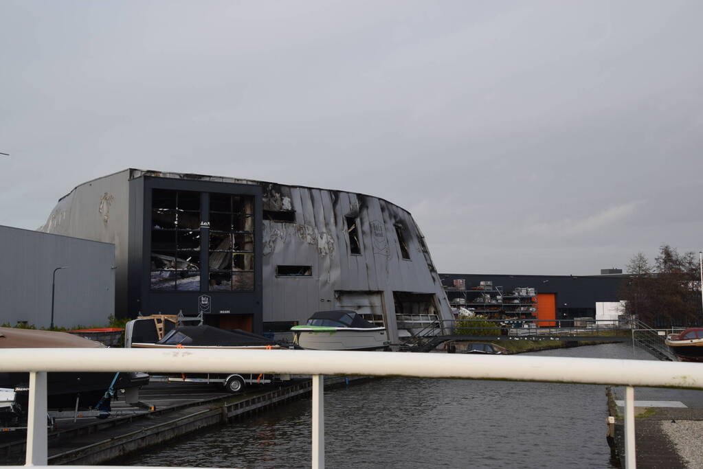 Enorme schade door verwoestende brand goed zichtbaar