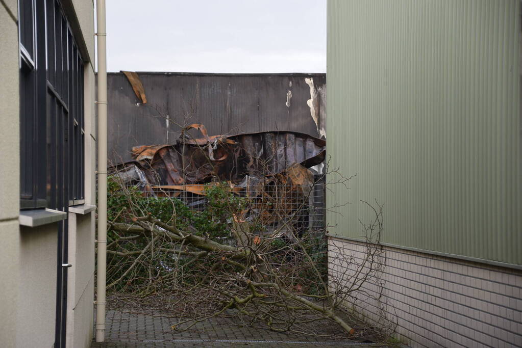 Enorme schade door verwoestende brand goed zichtbaar