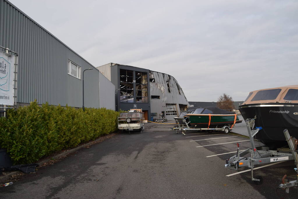 Enorme schade door verwoestende brand goed zichtbaar