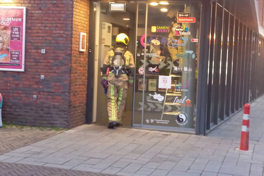 Brandweer onderzoekt cultureel centrum op brand