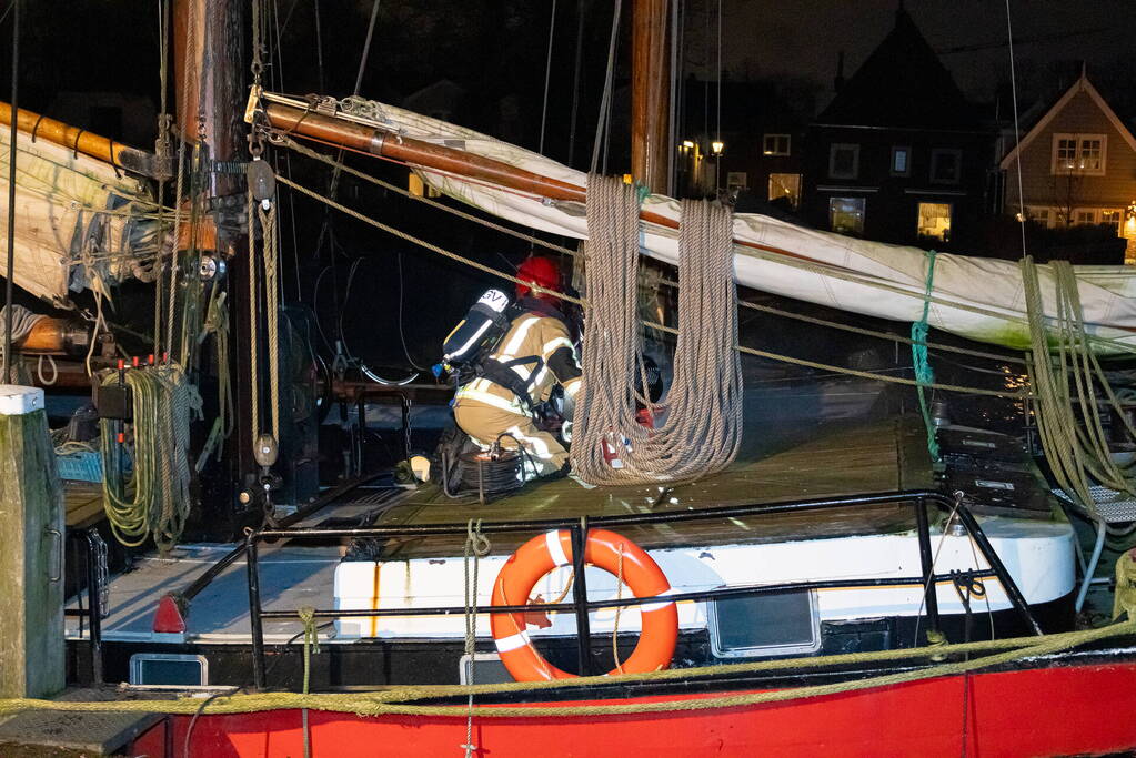 Brand in schip snel onder controle, omstander bekeurd voor hinderen brandweer