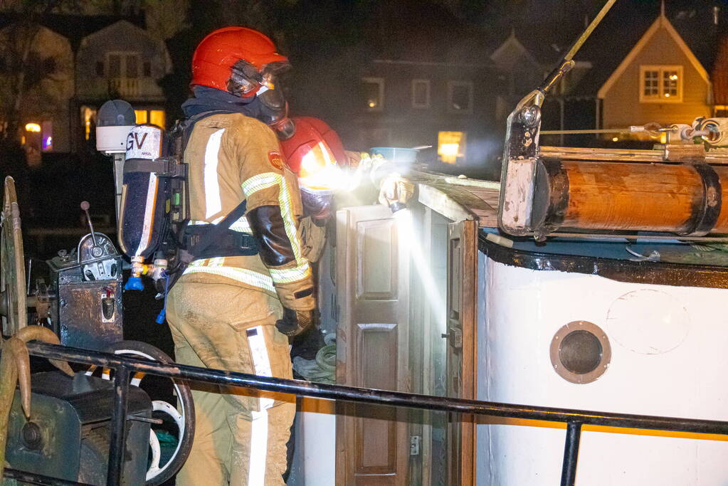 Brand in schip snel onder controle, omstander bekeurd voor hinderen brandweer