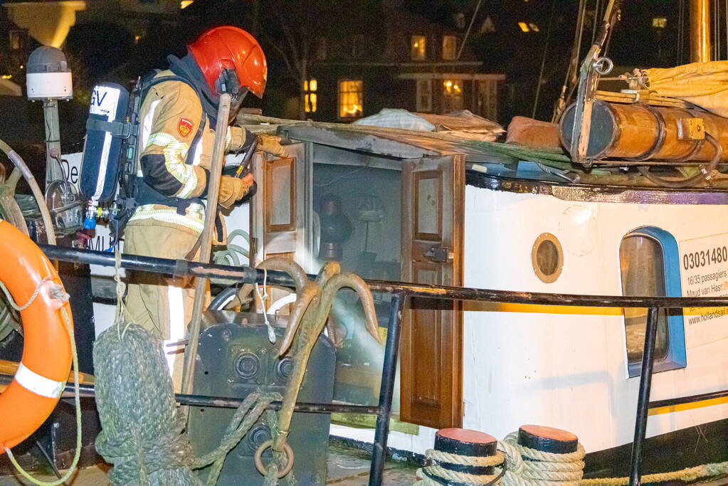 Brand in schip snel onder controle, omstander bekeurd voor hinderen brandweer