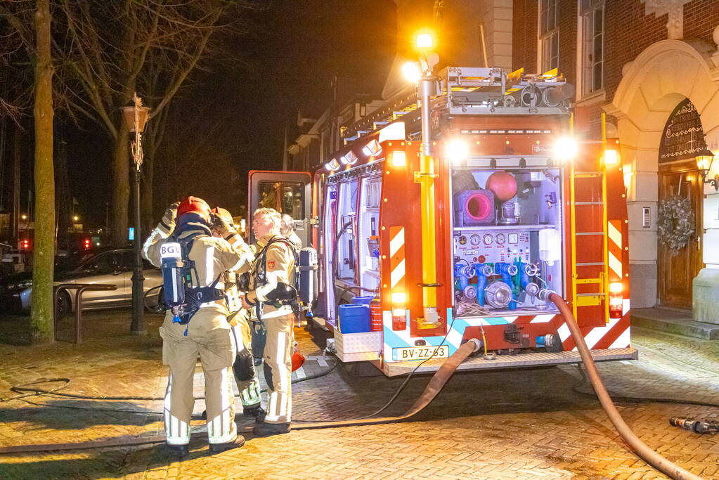 Brand in schip snel onder controle, omstander bekeurd voor hinderen brandweer