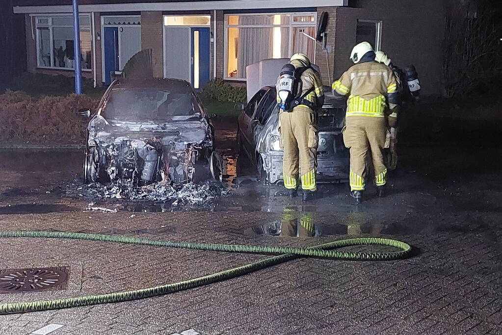 Twee personenwagens door brand verwoest