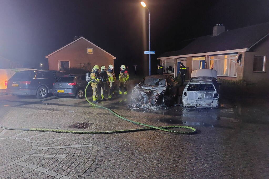 Twee personenwagens door brand verwoest