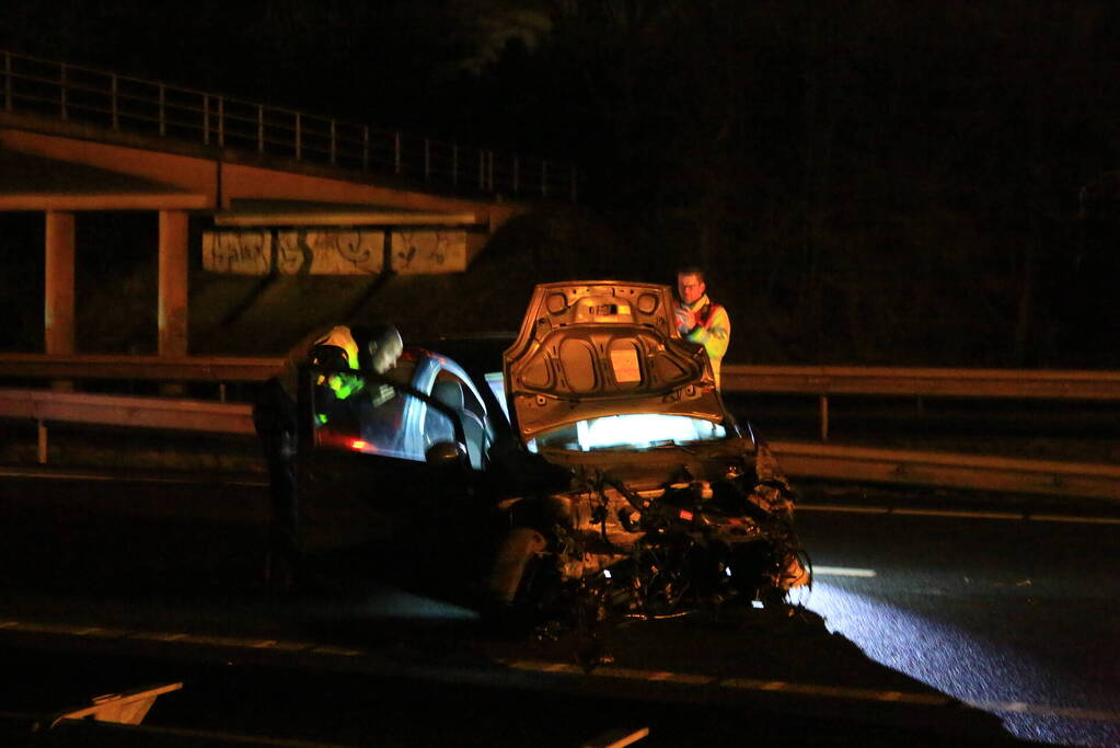 Auto verliest motorblok bij botsing