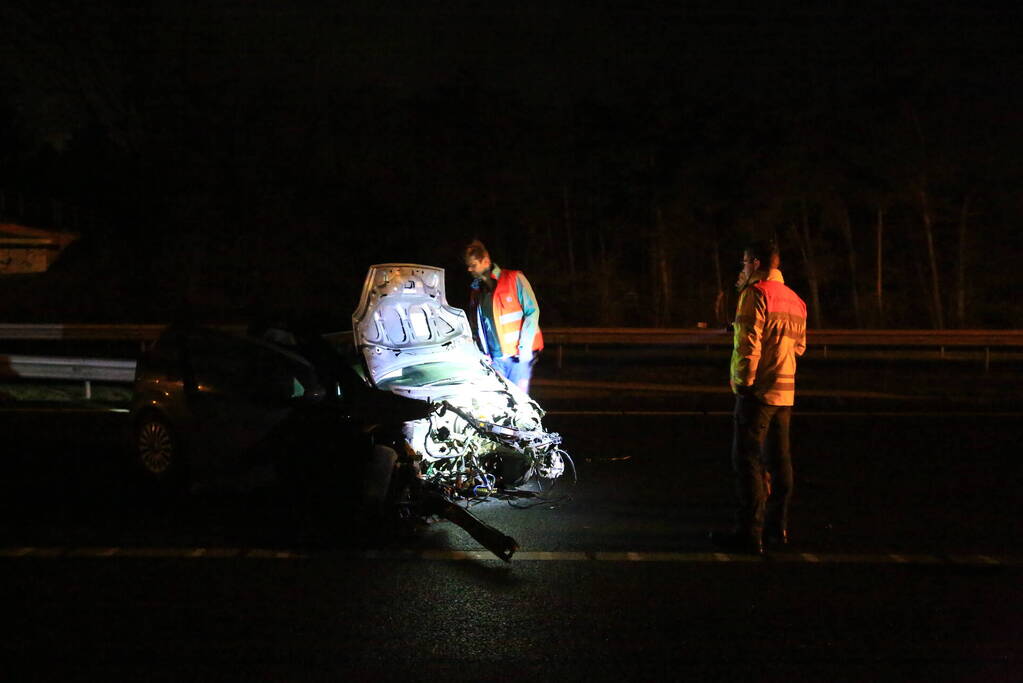 Auto verliest motorblok bij botsing