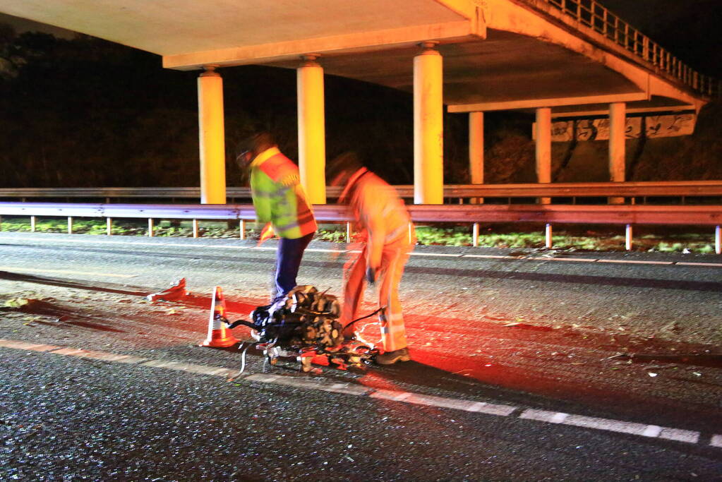 Auto verliest motorblok bij botsing