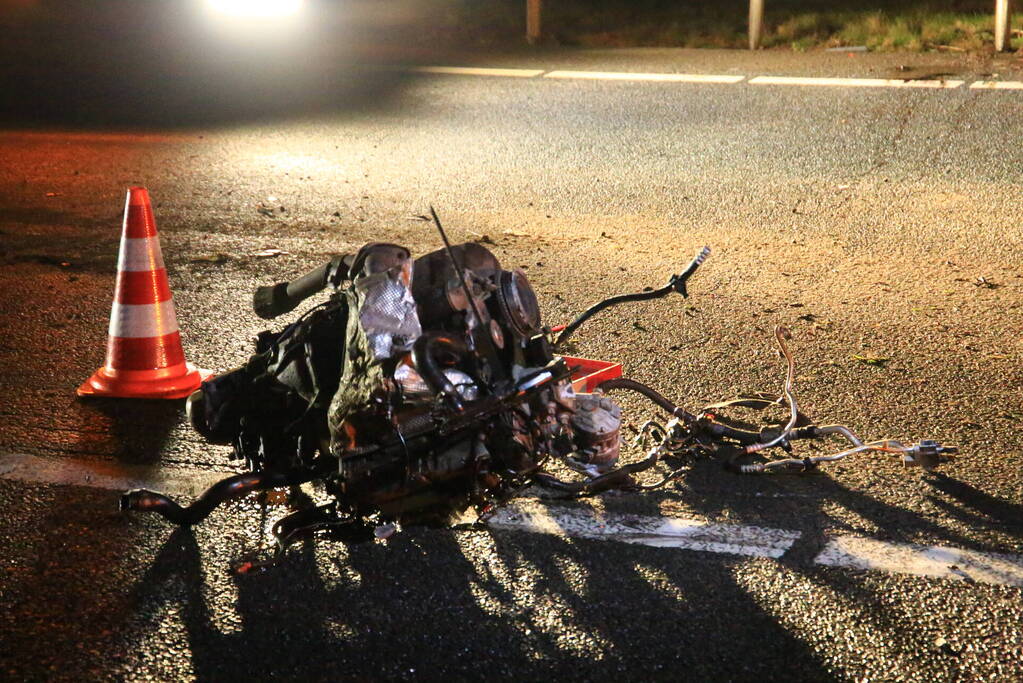 Auto verliest motorblok bij botsing