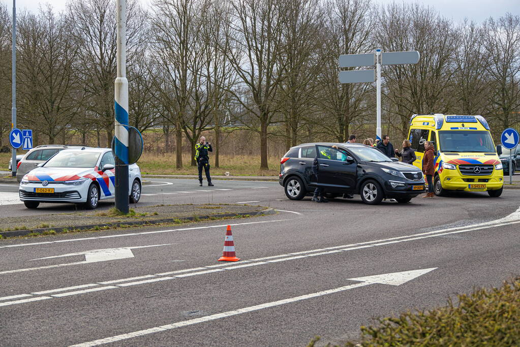 Flinke schade bij botsing tussen twee auto's