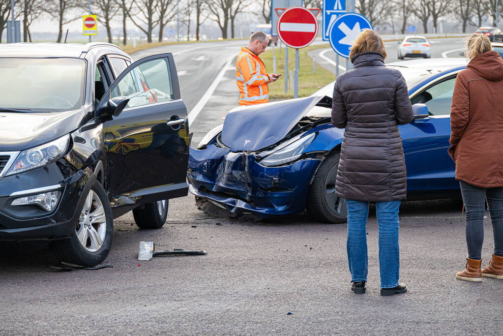 Flinke schade bij botsing tussen twee auto's