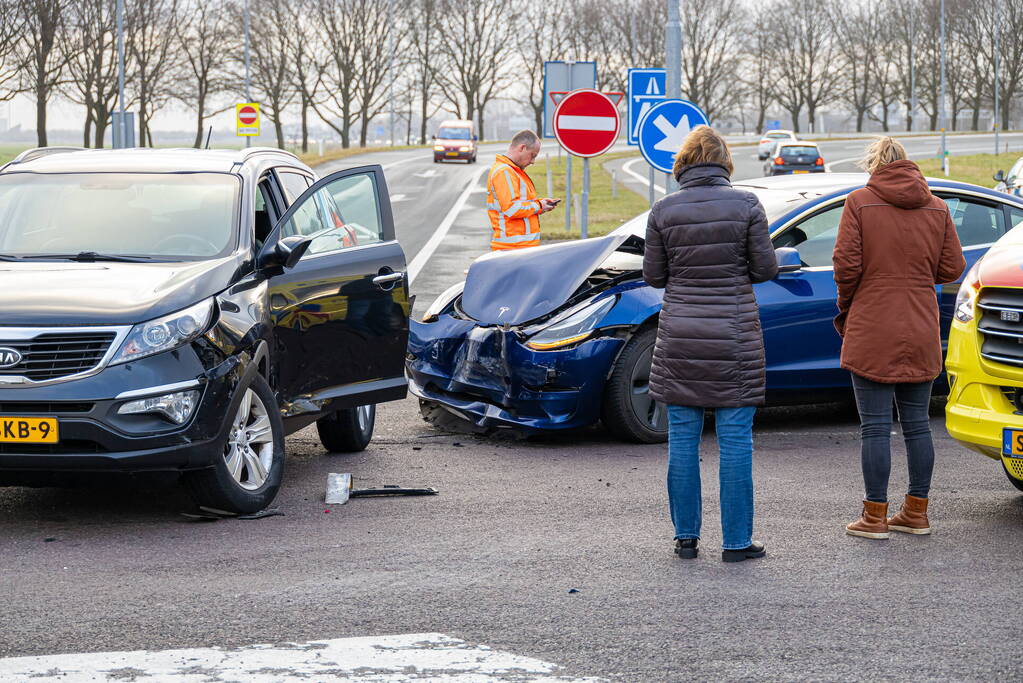 Flinke schade bij botsing tussen twee auto's