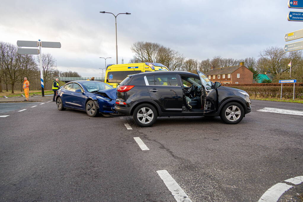 Flinke schade bij botsing tussen twee auto's