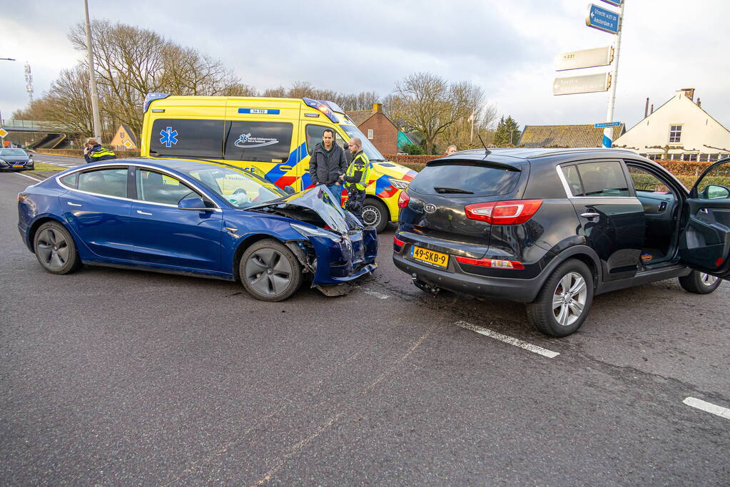 Flinke schade bij botsing tussen twee auto's